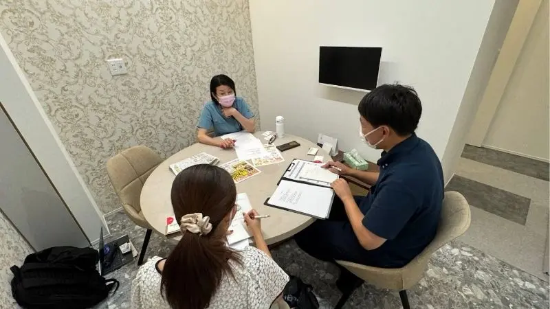 松尾院長とmamaネットの担当者2名が向かい合って話をしている