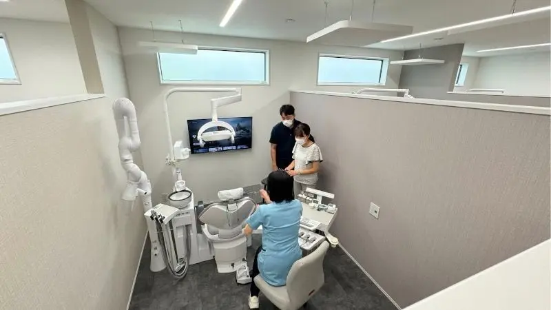 診療室で松尾院長とmamaネットの担当者2名が会話している