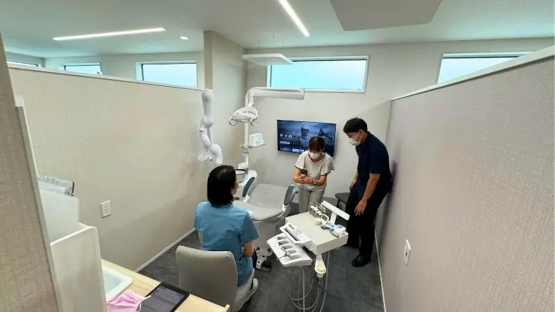 mamaネットの担当者に写真を撮ってもらっている松尾院長が術者用チェアに座っている