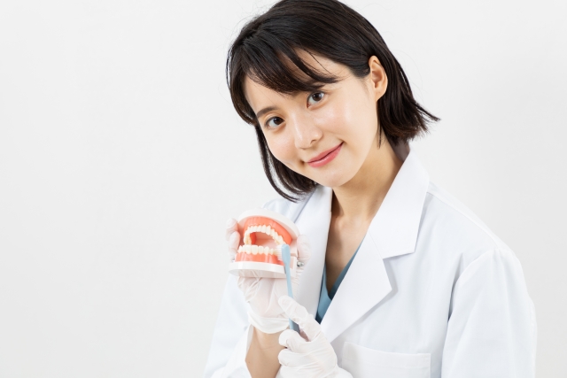 ブラッシング指導をする歯科医イメージ10
