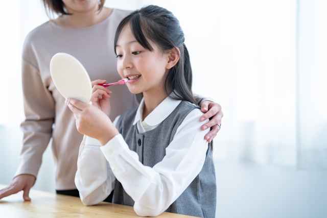 歯磨きのやり方を教えてもらう女の子
