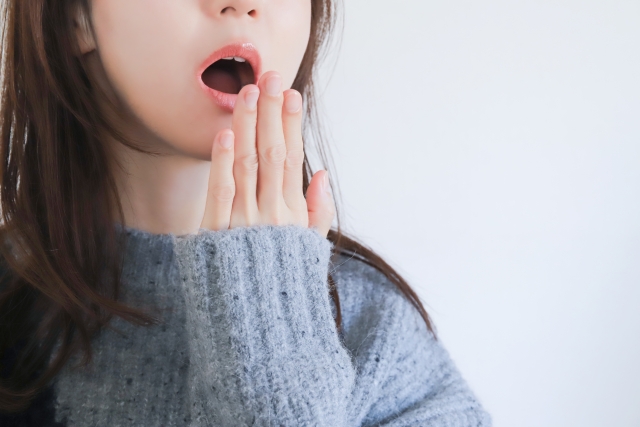 あくびをする女性