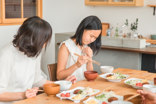偏食・好き嫌いがあって食べられない女の子
