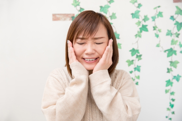 歯が痛い女性
