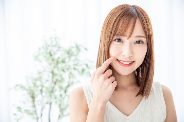 歯のホワイトニングする女性 teeth